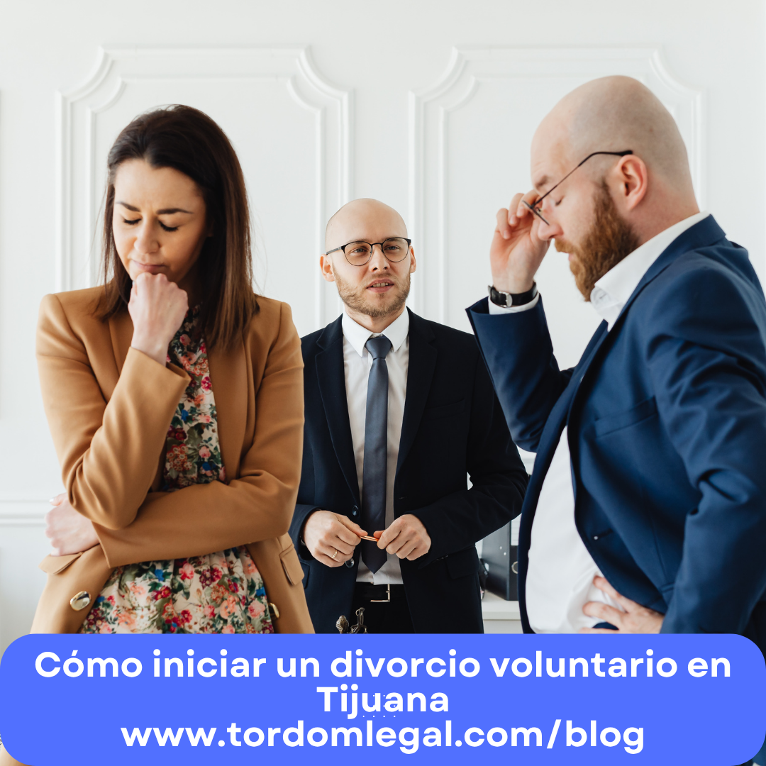 Tres personas en una consulta legal sobre divorcio voluntario en Tijuana